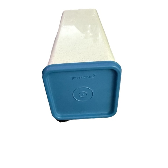 Vintage Tupperware Velveeta Cheese Keeper – White with Blue Lid (1960s) - Picture 4 of 7
